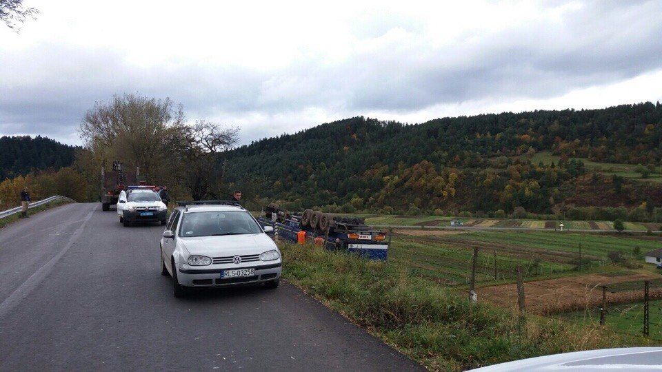 перекинулася вантажівка