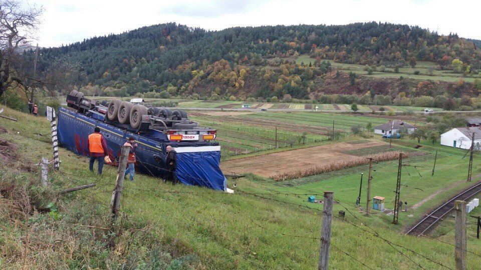 перекинулася вантажівка