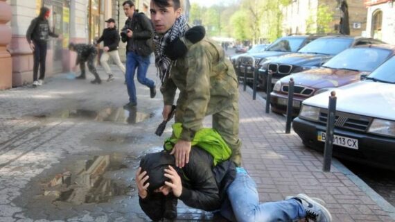 Львівян заспокоювали електрошокерами