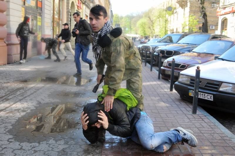 Львівян заспокоювали електрошокерами