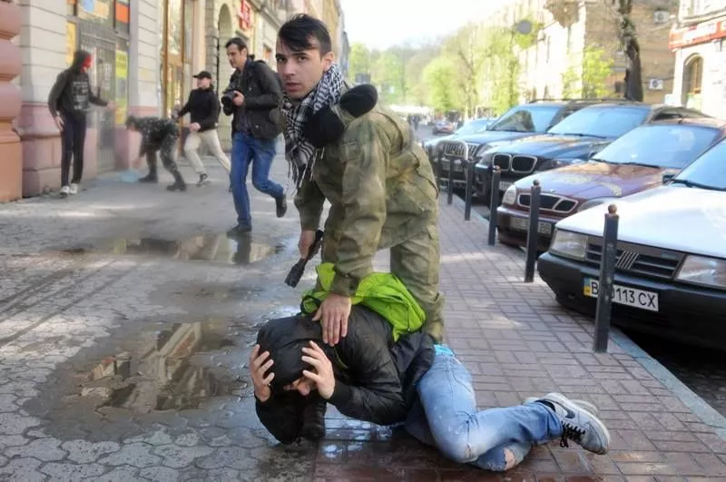 Львівян заспокоювали електрошокерами