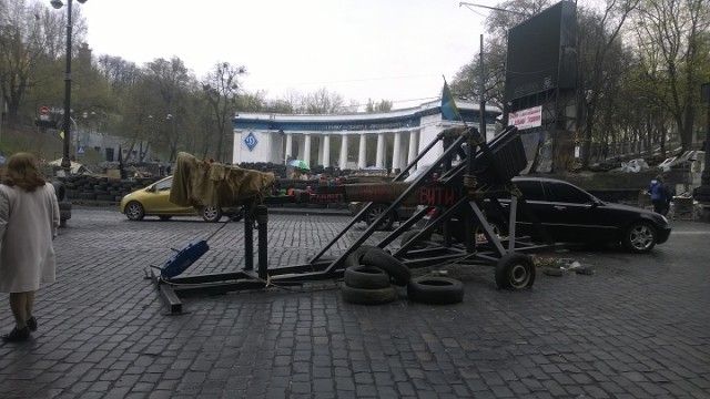 Споруджена мітингувальниками катапульта