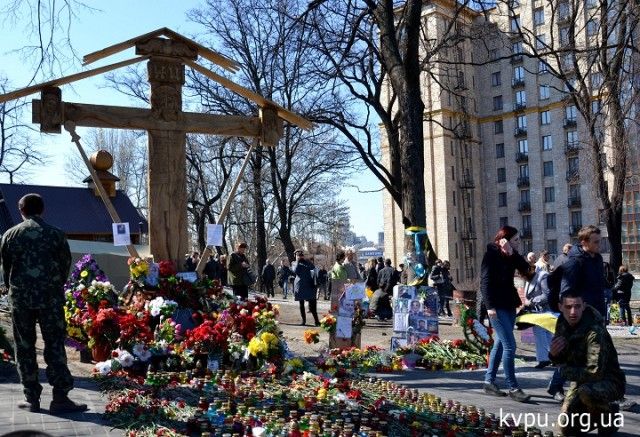 Капличка і дерев’яний хрест в пам’ять про Героїв Небесної сотні. Фото kvpu.org.ua