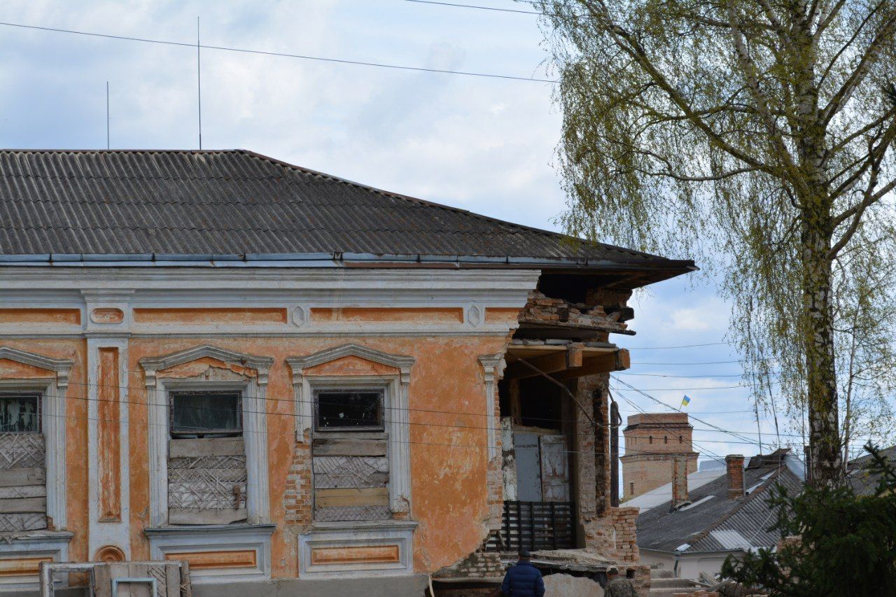 Історія повторюється: в Острозі вдруге порушено цілісність будинку 19-го століття