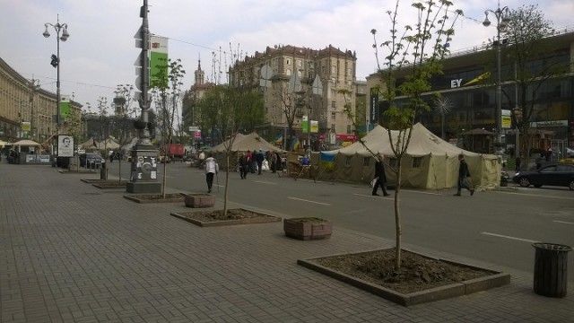 Вул. Хрещатик. Не всі мітингувальники вірять у закінчення революції.