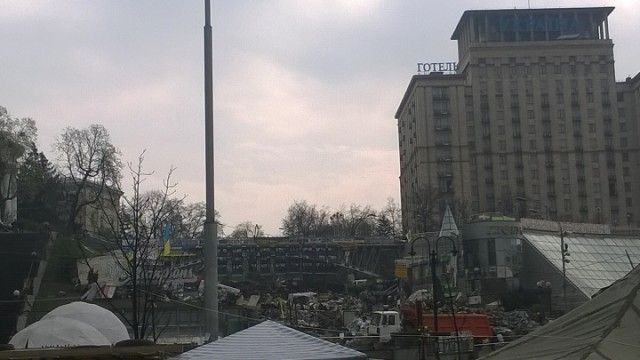 Вид з Майдану на вул. Інститутська та готель «Україна»