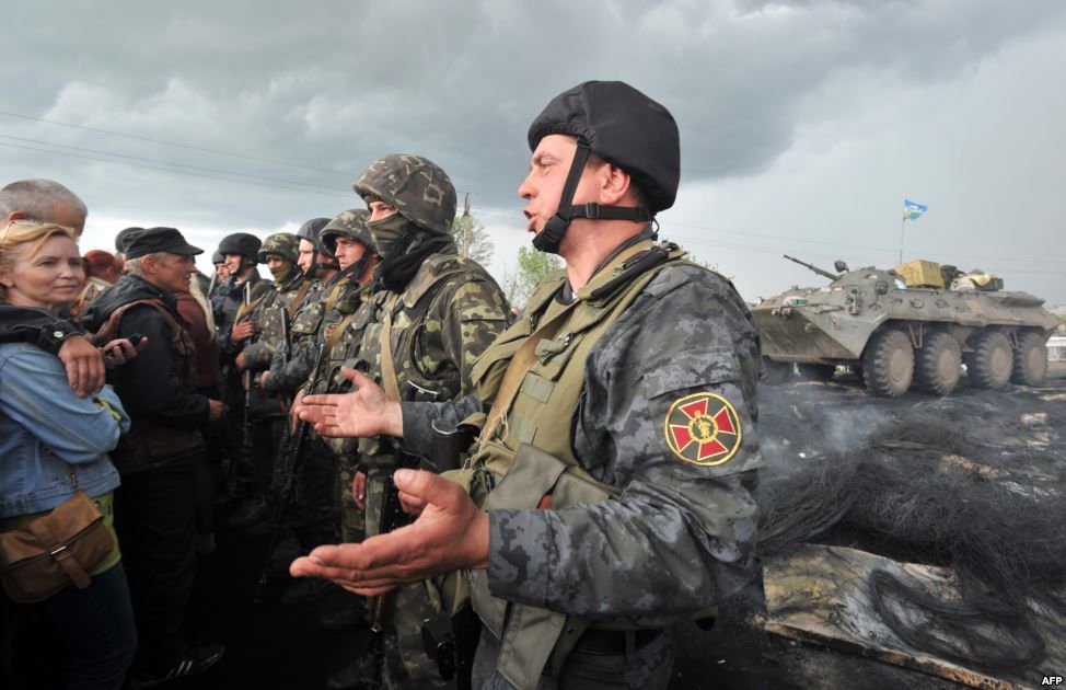 Солдати Національної гвардії заблоковані проросійськими активістами на дорозі Краматорськ-Слов'янськ