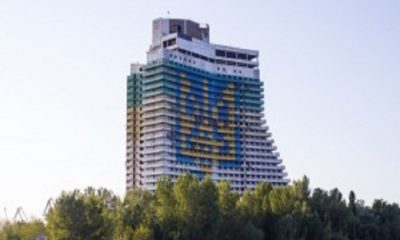 Один з найвищих хмарочосів Дніпропетровська прикрасили гербом України