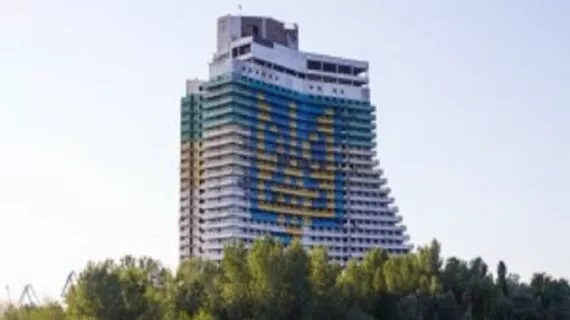 Один з найвищих хмарочосів Дніпропетровська прикрасили гербом України
