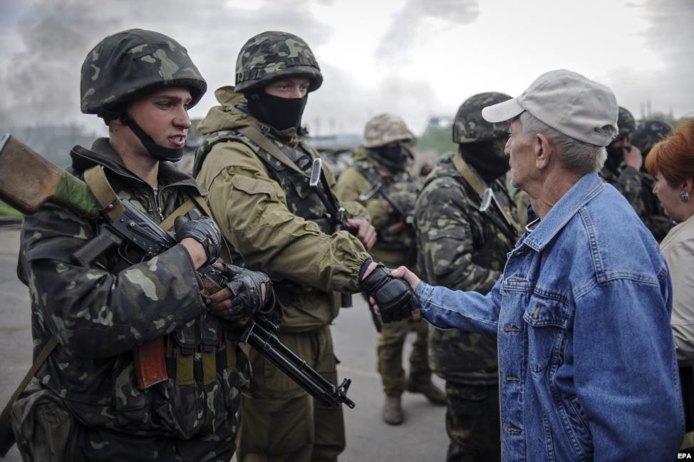 Місцеві жителі спілкуються з українськими військовими на захопленому ними блокпості біля Слов'янська