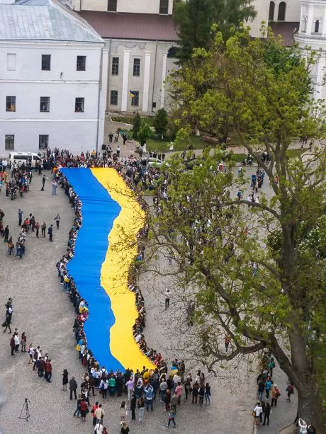У Луцьку розгорнули найбільший у світі державний прапор України