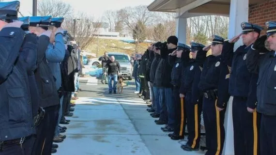 Поліція США провела в останню путь свого пса-героя
