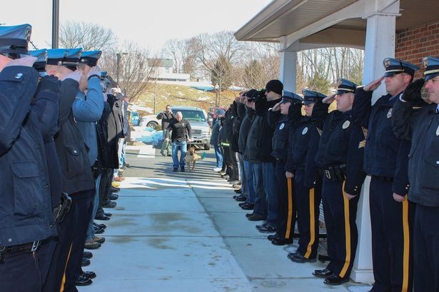Поліція США провела в останню путь свого пса-героя утворивши коридор слави