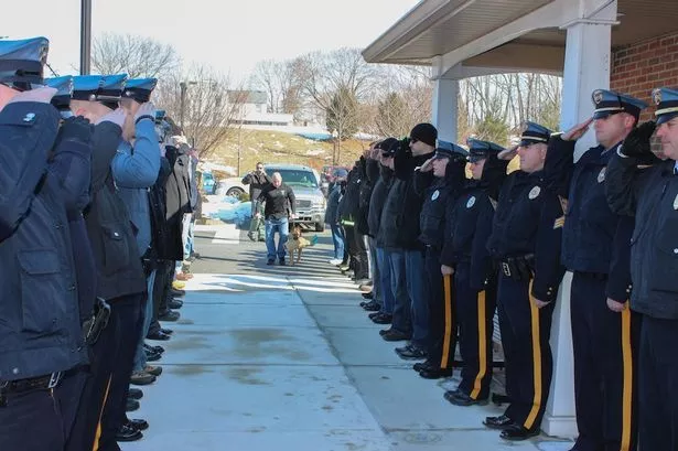 Поліція США провела в останню путь свого пса-героя утворивши коридор слави