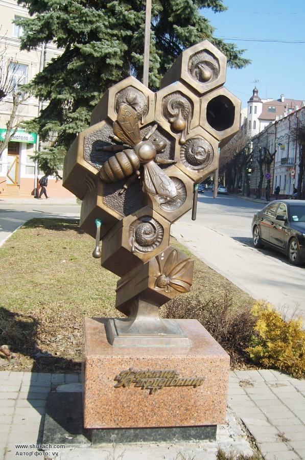 пам'ятник бджолі
