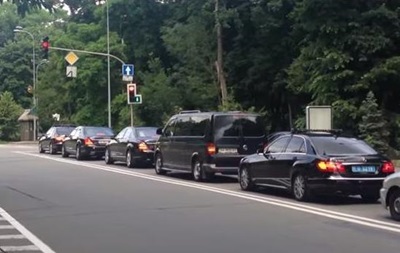 Кортеж Президента України не порушує правила дорожнього руху (ВІДЕО)