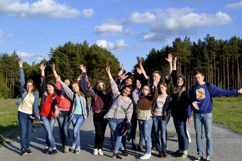 Кількаденні поїздки з насиченою програмою, неординарні екскурсії, цікаві тренінги та ігри, зустрічі з відомими журналістами, митцями, бізнесменами, а також кав’ярні, музеї та театри, багато нових друзів, знання та яскраві враження – все це поєднує в собі проект «Твоя країна»!