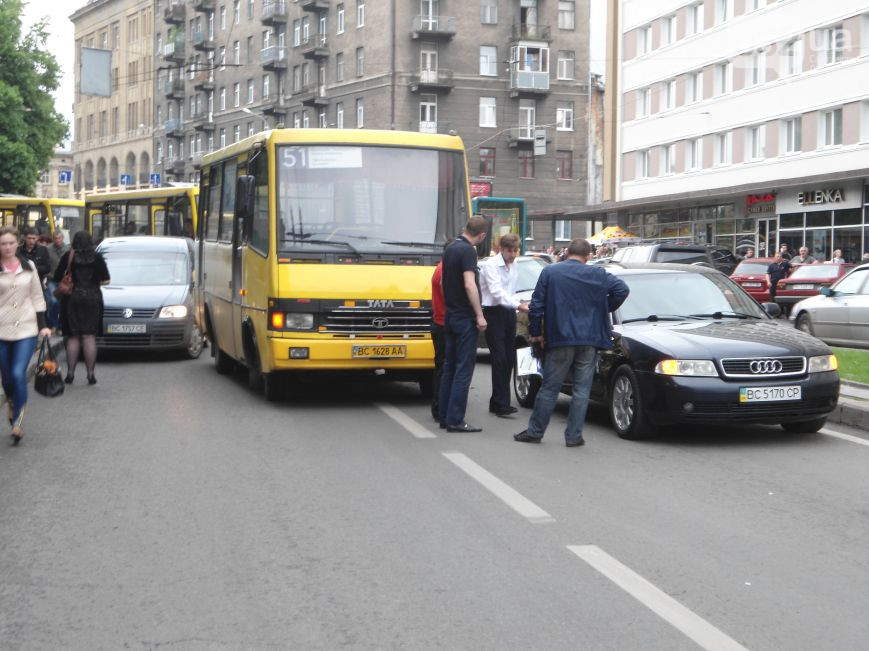 маршрутка врізалася в легковик
