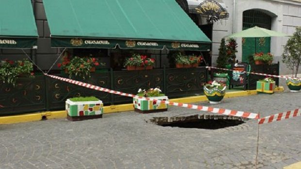 У центрі Львова провалилася земля. Яма, глибиною майже два метри, утворилася сьогодні у центрі міста, де провалилася земля. 