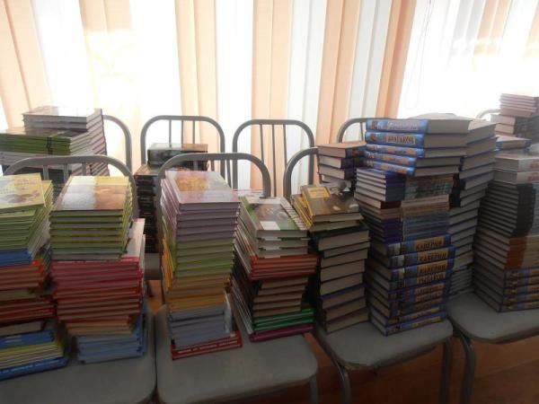 Рівненські діти подарують книги своїм одноліткам зі Сходу