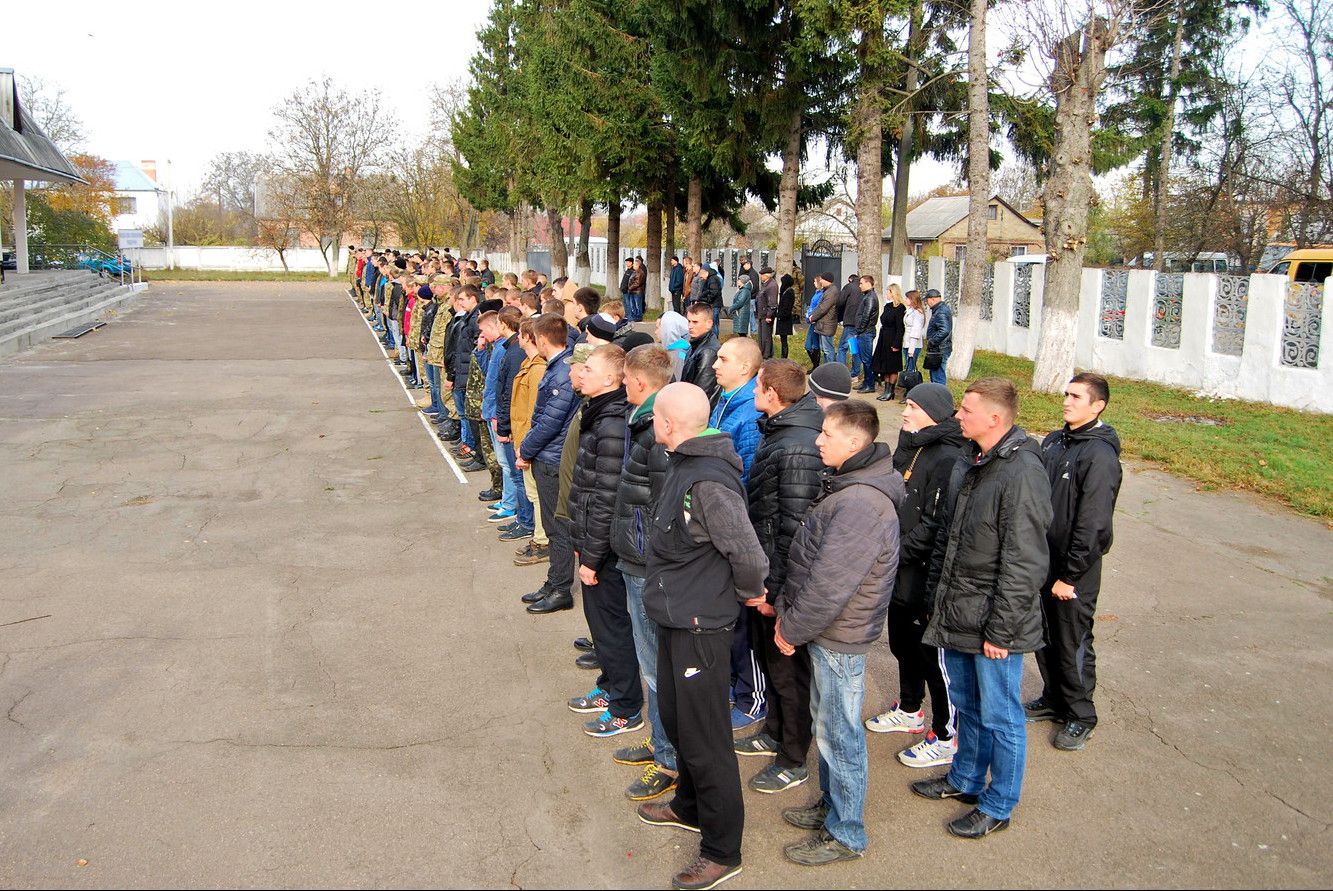 На Рівненщині 100 юнаків призвали до армії