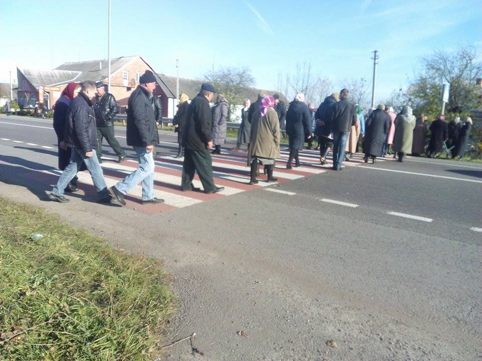 На Рівненщині віряни перекрили трасу Київ-Чоп
