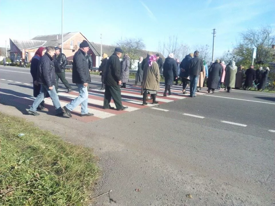 На Рівненщині віряни перекрили трасу Київ-Чоп