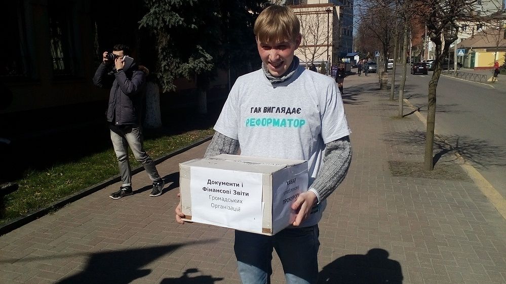 Активісти Рівного розповіли прокуратурі, де шукати золотий батон