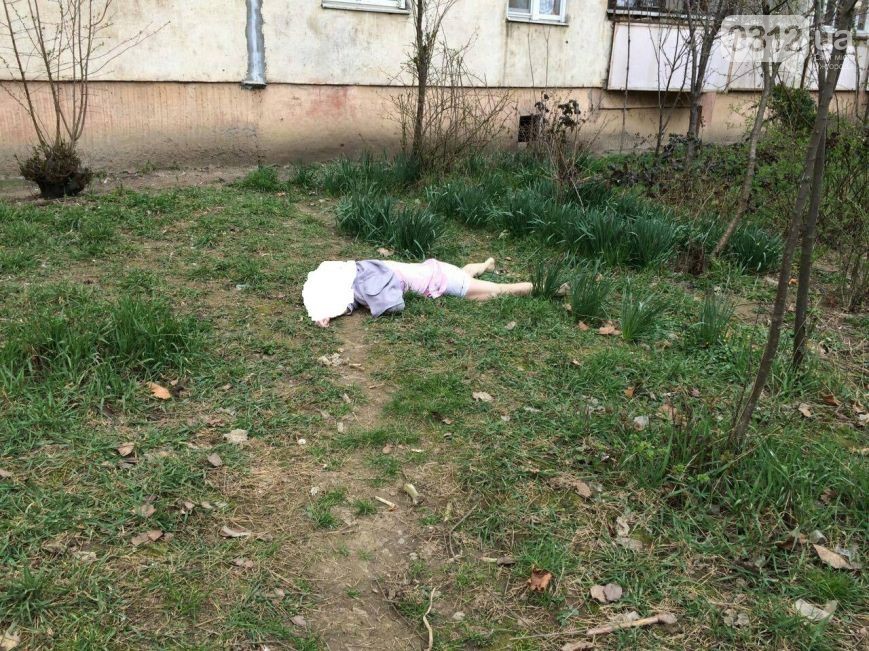 Сьогодні вдень мати двох дітей з Ужгорода стрибнула з вікна своєї квартири