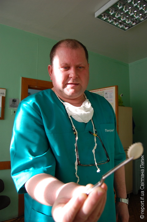 Франківський лікар показав витягнуте з пацієнтів приладдя та начиння