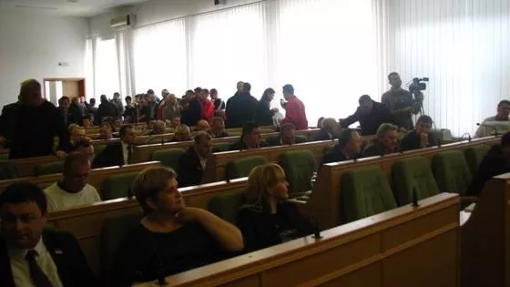 Голову Рівнеоблради хочуть відправити у відставку, Рівненська обласна рада працює без голови