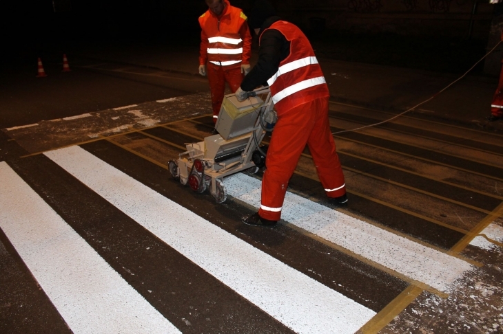 Комунальники Івано-Франківська використовують інновації для розмітки - дорогу покривають пластиком