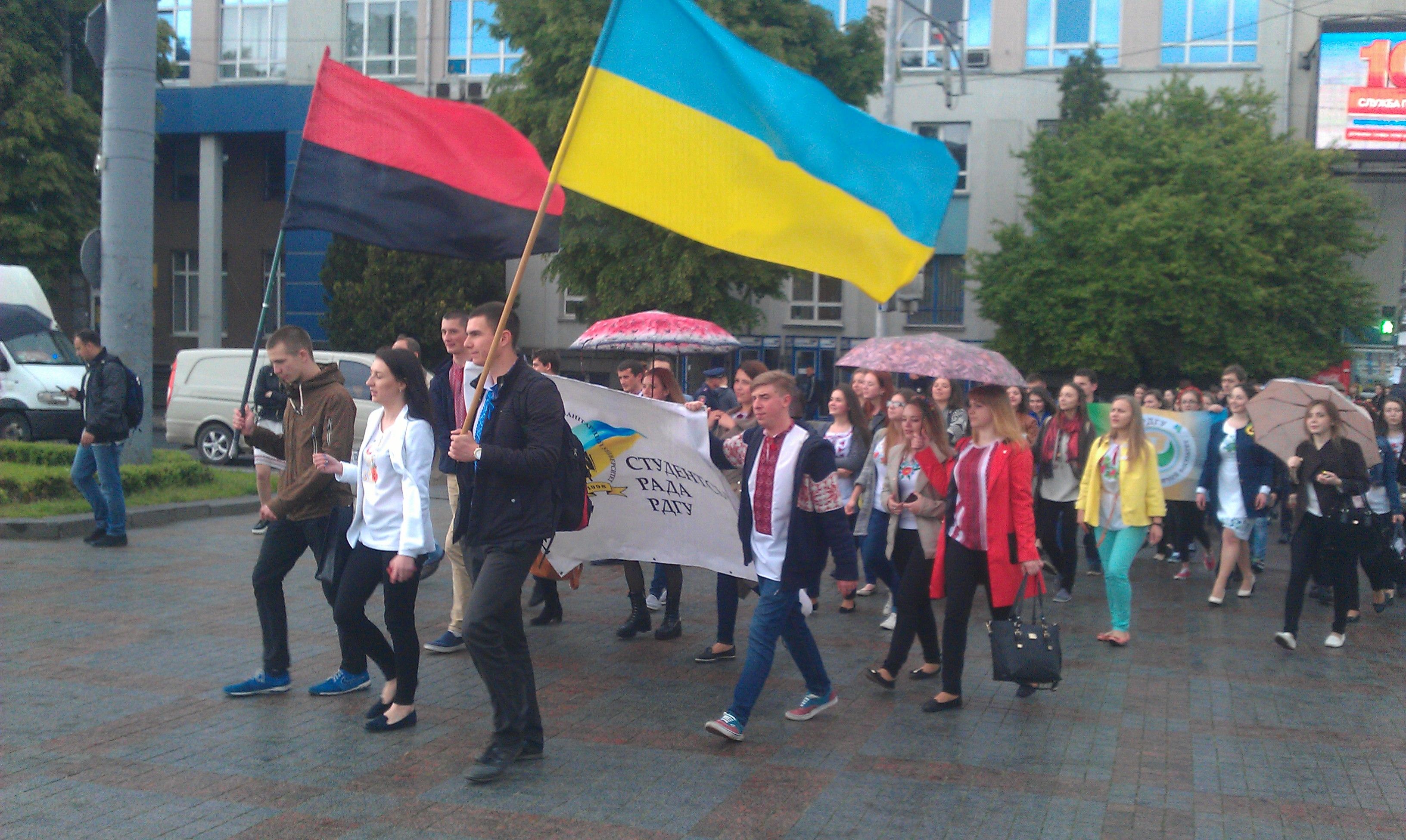 У Рівному відбувся студентський марш у вишиванках (Фоторепортаж)