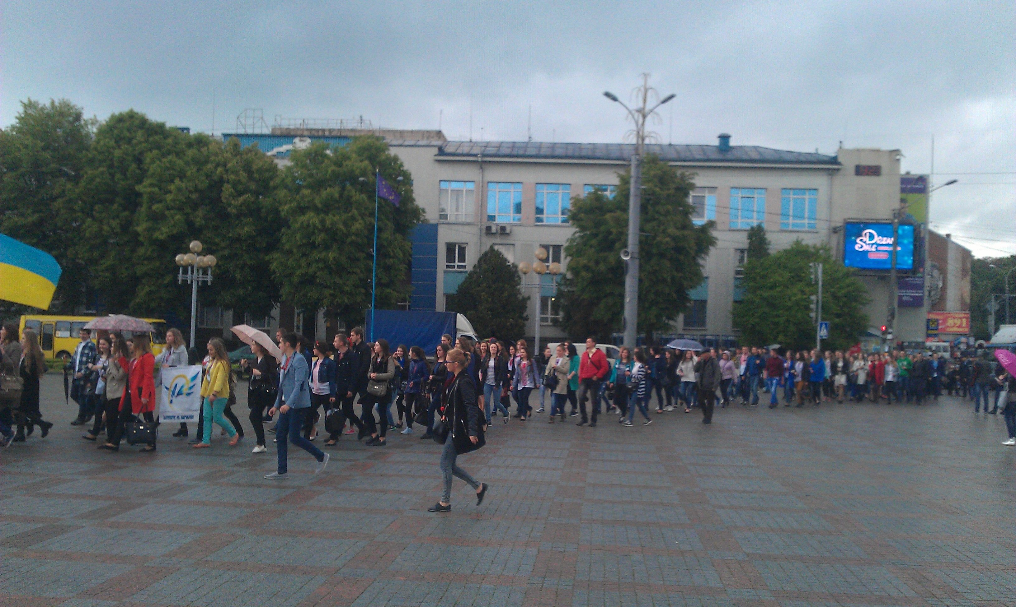 У Рівному відбувся студентський марш у вишиванках (Фоторепортаж)