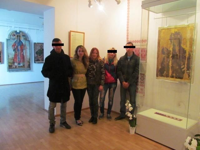 Неповнолітніх "хуліганів" завели до музею ікон у Луцьку (Фото)