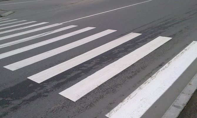 Свої Правила дорожнього руху в Рівному: чи слід іти лише по “зебрі”? (Відео)