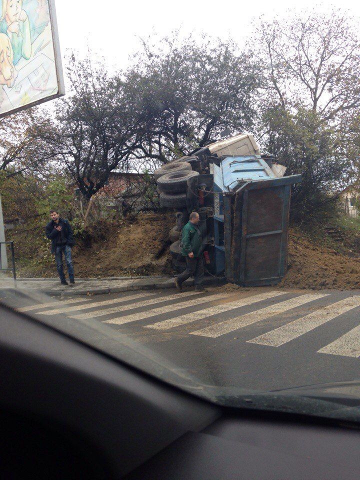 У Львові перевернувся "Маз"