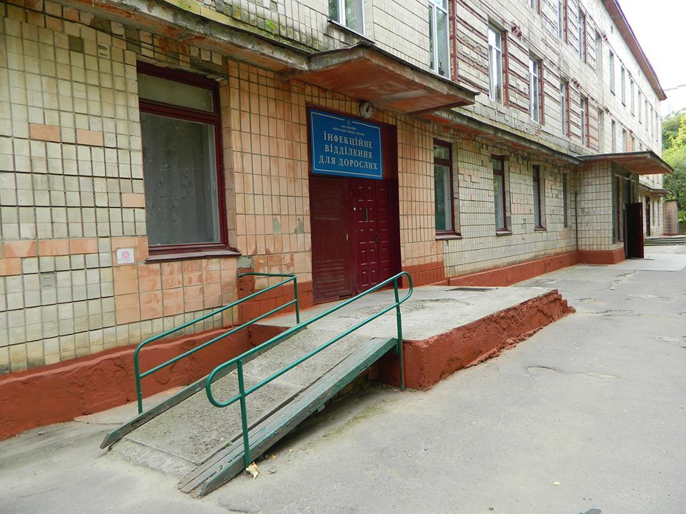 Недоступність Рівненської міської лікарні: інваліди обмежені у доступі до лікарні (Фото)