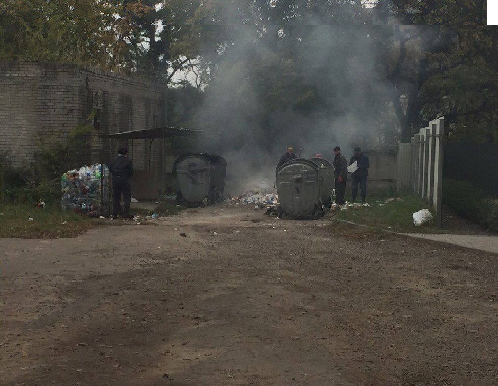 У Львові палять сміття на території обласної лікарні (Фотофакт)