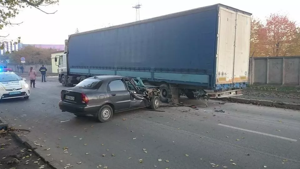 У Львові "Daewoo Lanos" зіткнувся з вантажівкою (Фото)