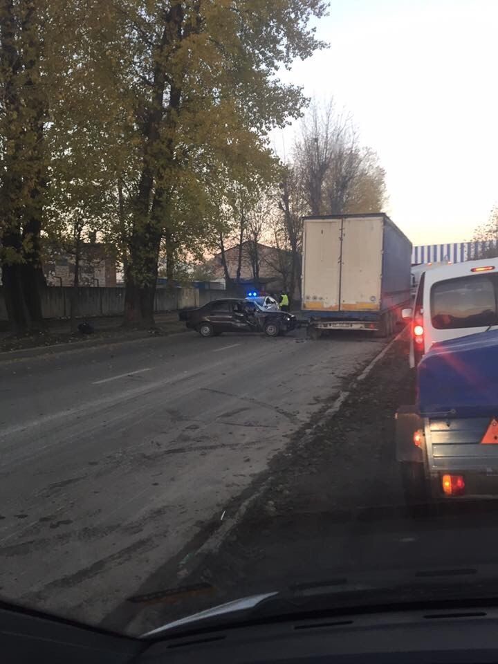 У Львові "Daewoo Lanos" зіткнувся з вантажівкою (Фото)