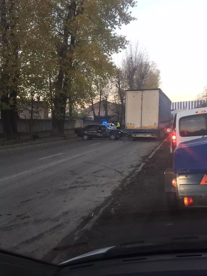 У Львові "Daewoo Lanos" зіткнувся з вантажівкою (Фото)