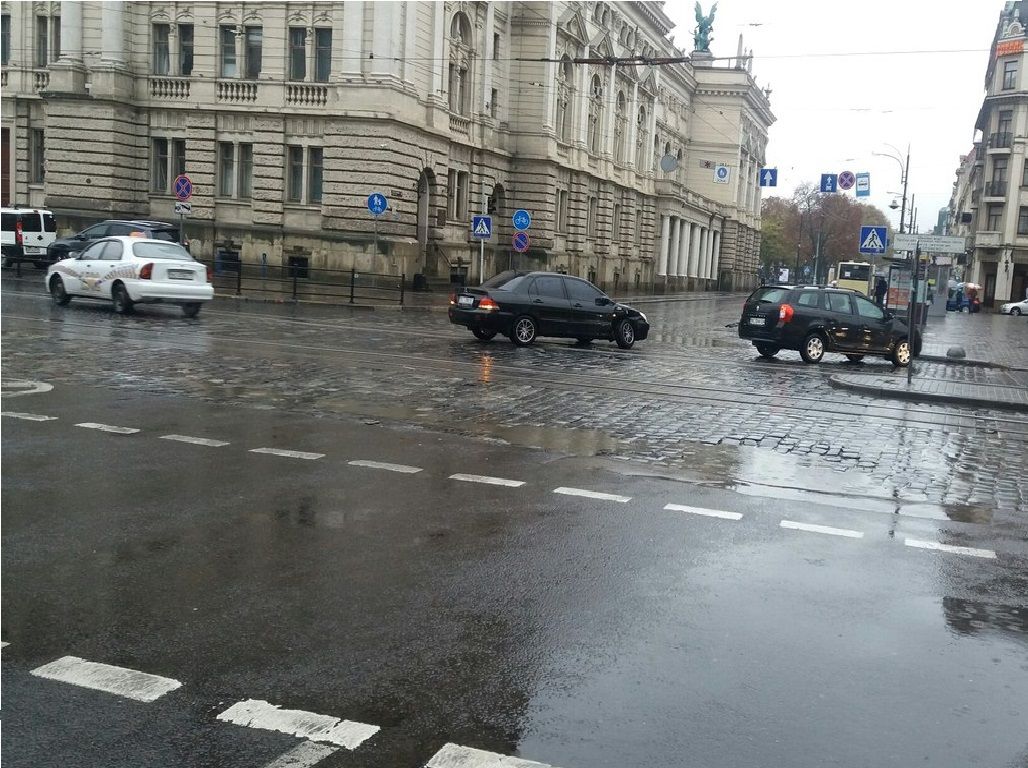 У Львові ДТП «Renault» зіткнулось з «Mitsubishi» (Фото)