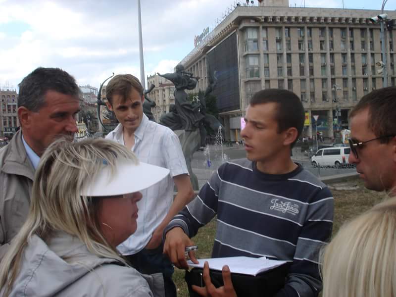 Міліціонер зачитує учасникам Врадіївського протесту рішення про заборону зібрання в 2013 році