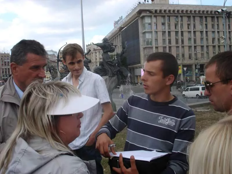 Міліціонер зачитує учасникам Врадіївського протесту рішення про заборону зібрання в 2013 році