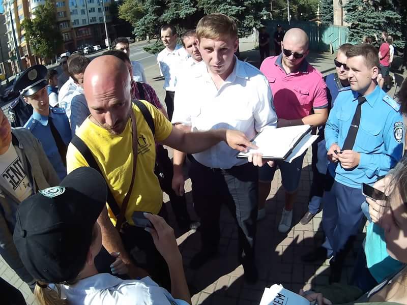 Спроба місцевої влади Івано-Франківська у 2016 році зірвати акцію за допомогою неконституційних норм місцевого акту про благоустрій міста. Фото Літературного угрупування "Стан"