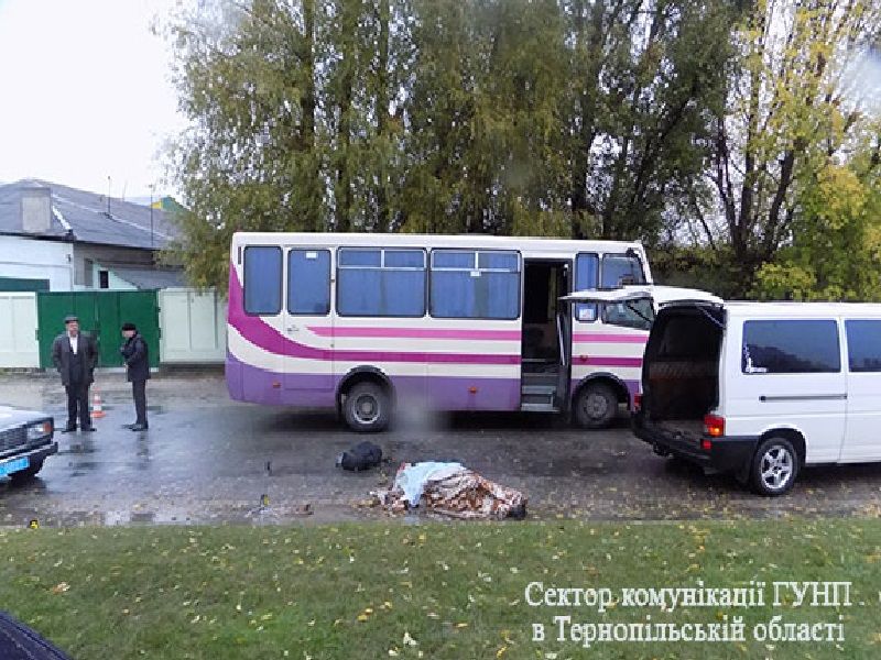 Під колесами автобуса загинув пішохід (Фото)