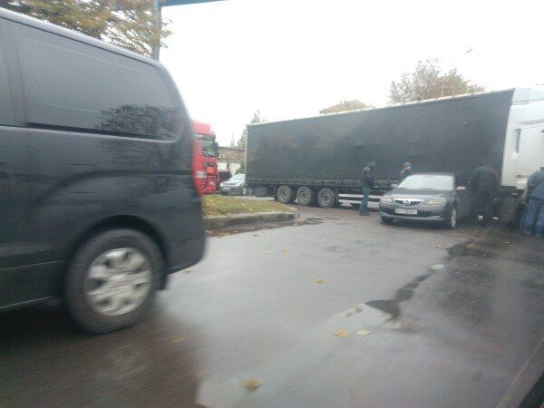 "Mazda" зіткнулася з вантажівкою