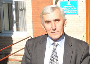 Михайло Дяченко здивований кількістю охочих отримати землю. Фото автора