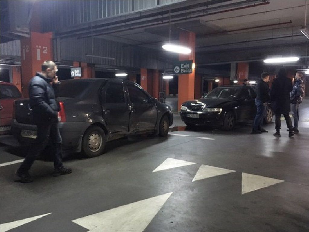 У Львові в паркінгу зіткнулося два автомобілі (Фото)